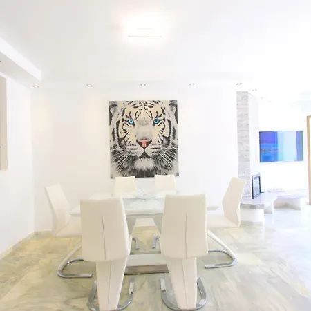 Beachfront Penthouse With Pool Access شقة