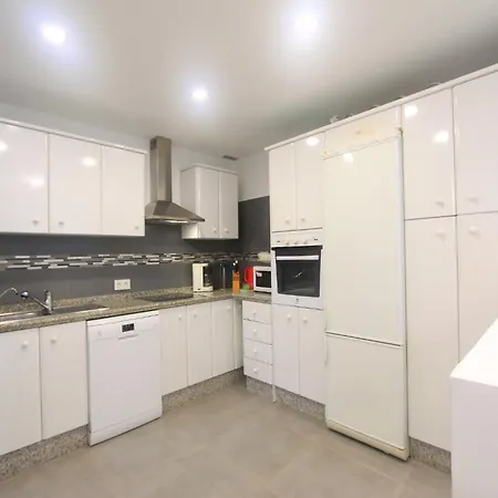 Beachfront Penthouse With Pool Access شقة ماربيا