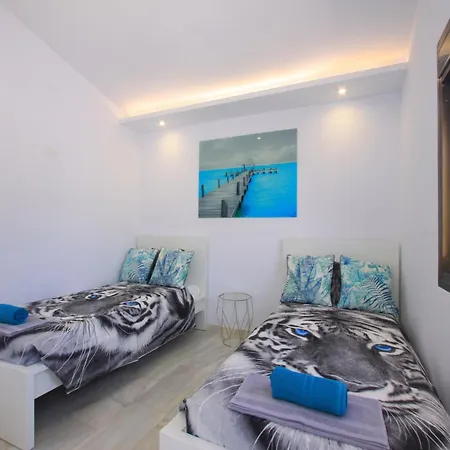 Beachfront Penthouse With Pool Access شقة ماربيا