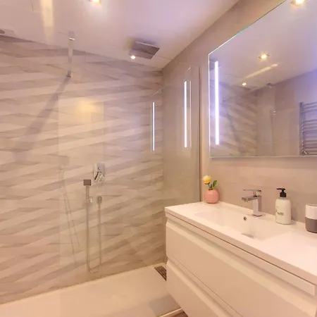 Beachfront Penthouse With Pool Access ماربيا