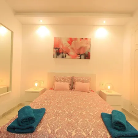 Beachfront Penthouse With Pool Access شقة ماربيا