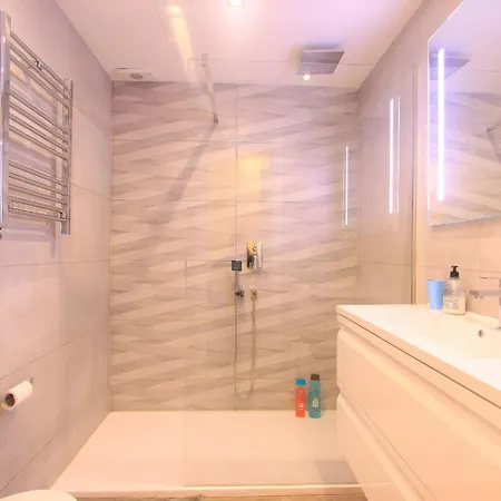 Beachfront Penthouse With Pool Access ماربيا