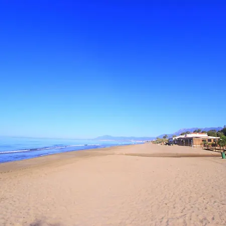 Beachfront Penthouse With Pool Access شقة